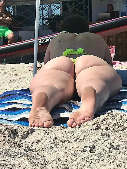 Candid voyeur creepshots from a beach