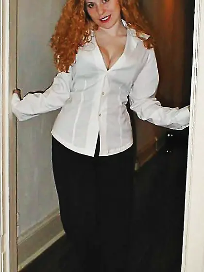 Kira Redhead Fledgling Is Wear Dark-Hued Harness