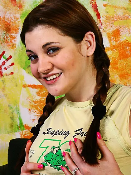 Amateur girl Naomi St. Claire boasting the boobs and working the