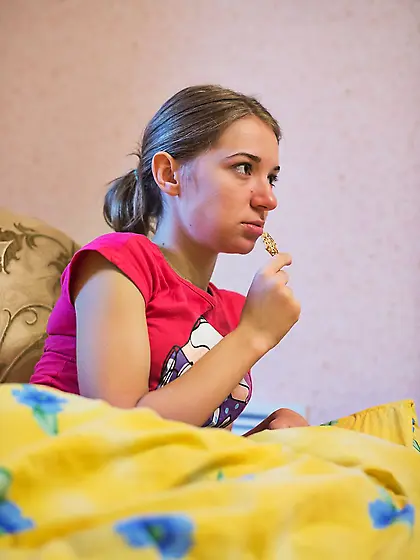 Pink t-shirt teen flashing her beautiful pussy from behind on ca