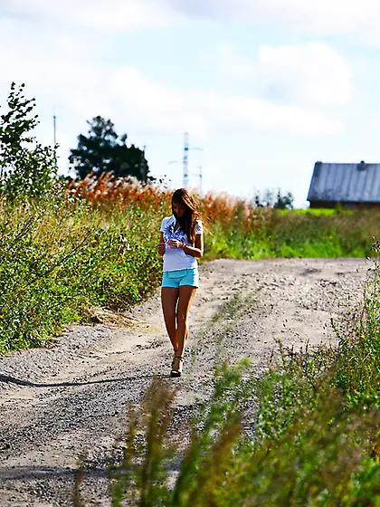 Model caught urinating alfresco at the countryside