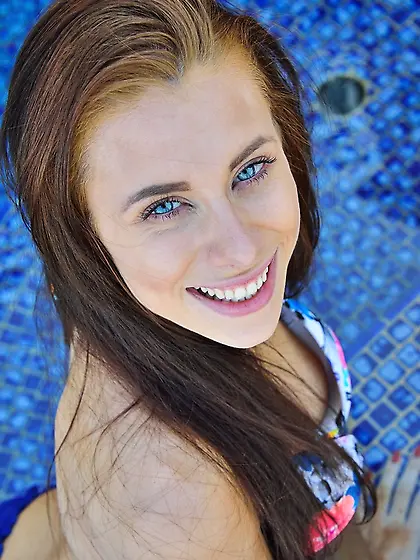 Girl bikini shows twat