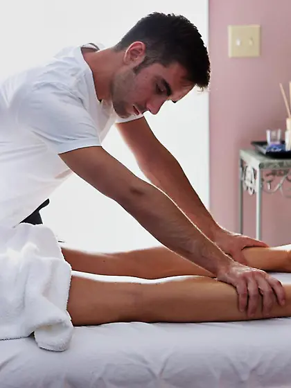 Busty Samantha Saint gets a hot massage that makes her give oral