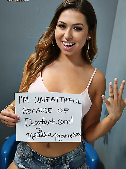 Unfaithful girlfriend with big tits comes to the glory-hole rest