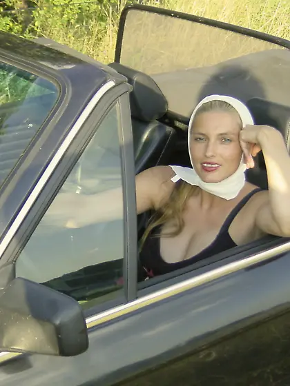 Schöne Frau im Auto zeigt sich scharf