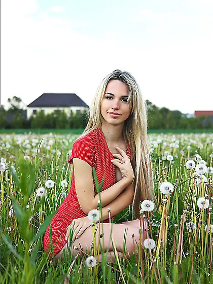 Lia is looking hot as hell in her red dress today.