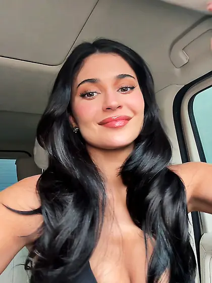 Kylie Jenner - massive cleavage 02/06/2026