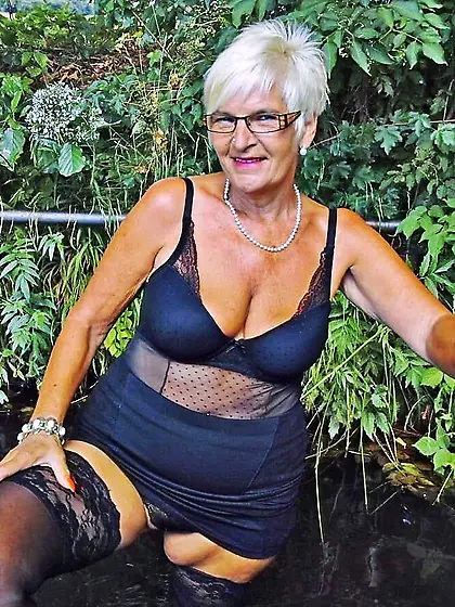 GRANNY MATURE SLUT MILFS