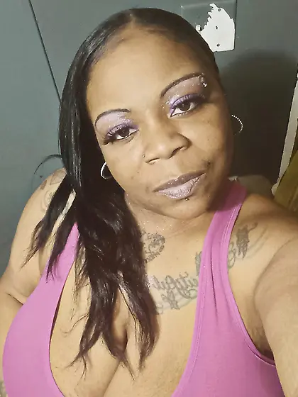 Who wanna eat my mom ass with me dm