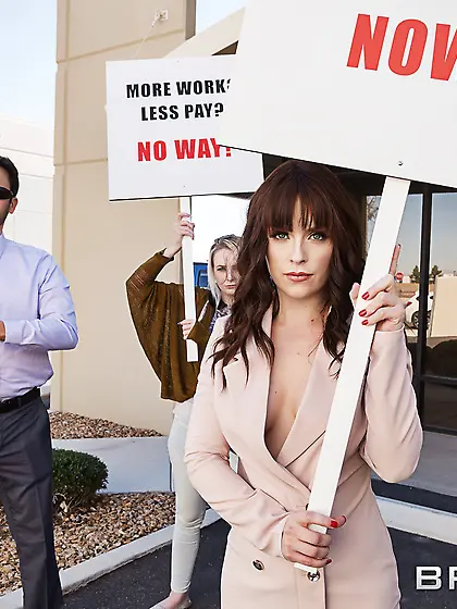 Her lover kissed her passionately before ramming her twat