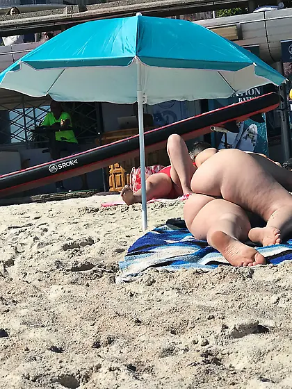 Candid voyeur creepshots from a beach