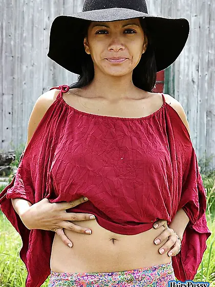 Gorgeous babe displays hot