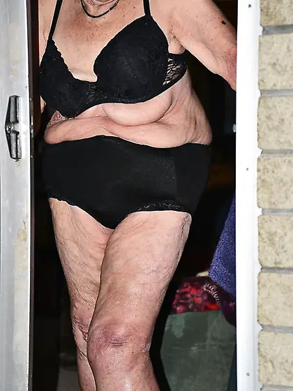 GRANNY MATURE SLUT MILFS