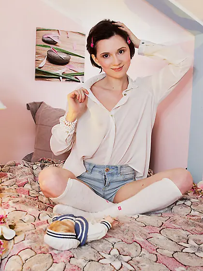 Adorable babe with short hair poses completely naked in her cosy