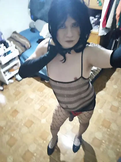 Sissy en busca de adopción en prostíbulo