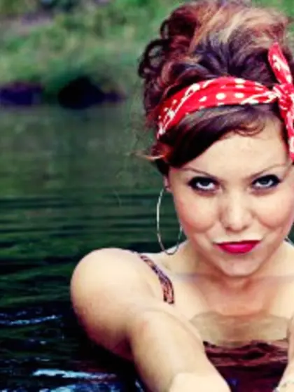 Redhead emmasquirttt perform butt