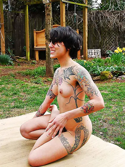 Wooly black-haired yoga (Camaster)