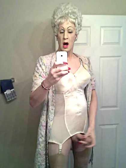 LECHEROUS SELFIE SLUTS