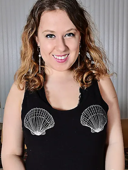 MILF deletes jean shorts and black bodysuit to discover her down