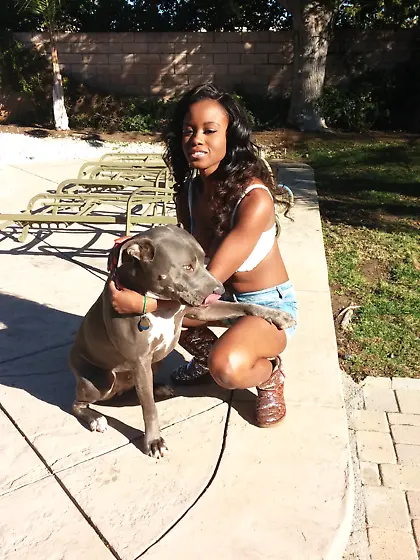 Ebony bombshell dressed in purple plays her song and gets fucked