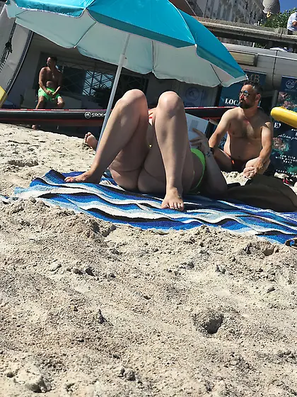 Candid voyeur creepshots from a beach