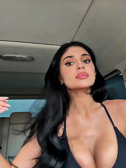 Kylie Jenner - massive cleavage 02/06/2026