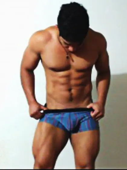 Brunette juan perform live