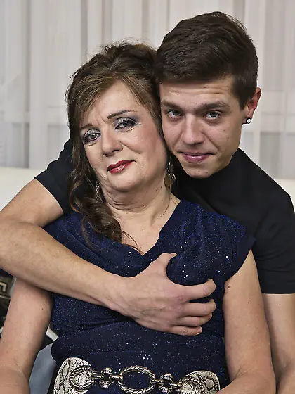 Mature lady deep pussy fucked by toyboy