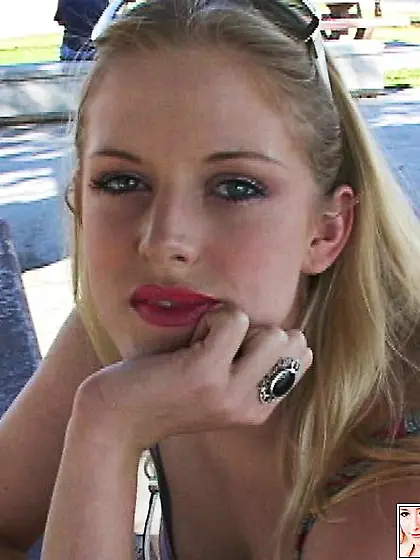 Blonde chick loves cooch