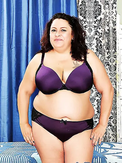 Horny BBW Lacy Bangs enjoys pussy massage