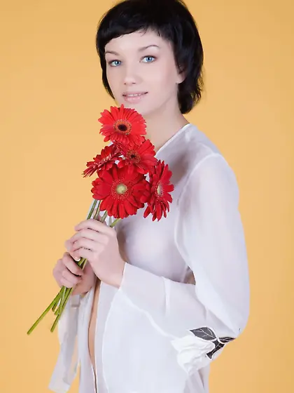 Short-haired MILF-looking brunette showing her flower and her fl