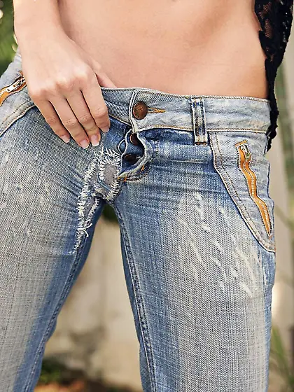 Eye-popping Susana Spears pulls off her tight light blue jeans a