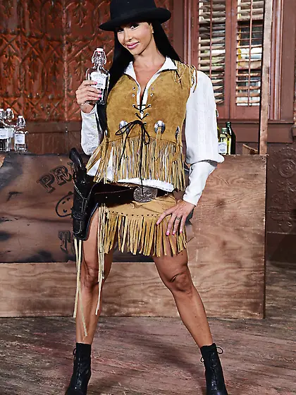 Raven haired cowgirl fucks