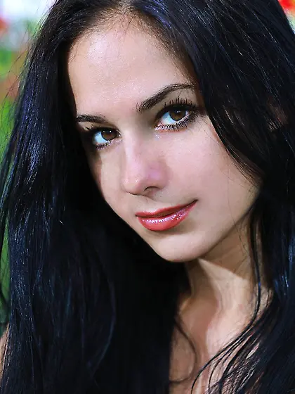 Once you see brunette princess Leona E,  you will come back to se