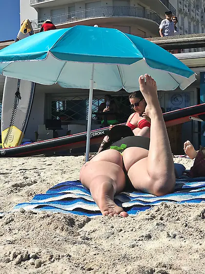 Candid voyeur creepshots from a beach