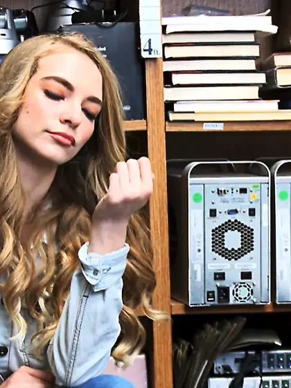 Thief undresses store guard