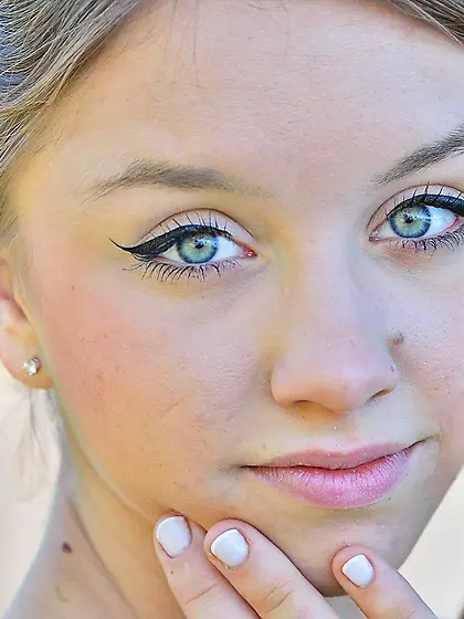 Braided babe shows her perfect pussy while rollerblading outside