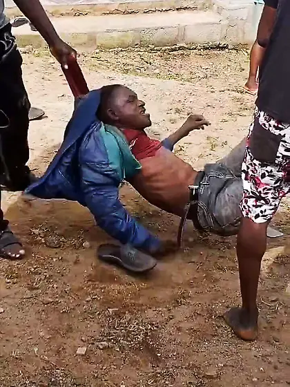 Lynché à mort dans sa doudoune bleu