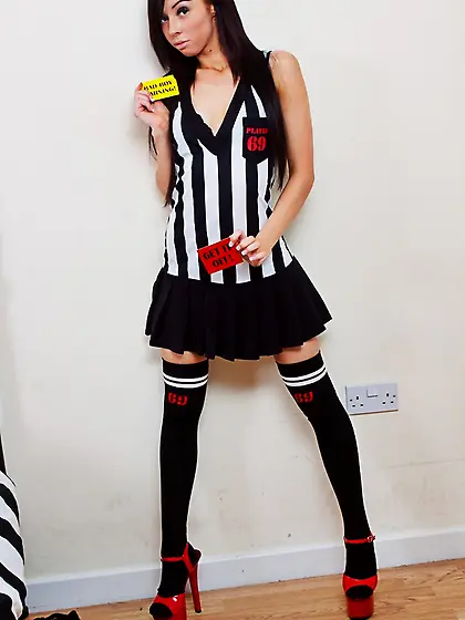 Luscious babe peels black