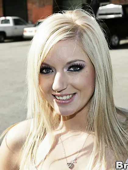 Guy fat cock penetrates wet silky pussy of Kylee Reese in short