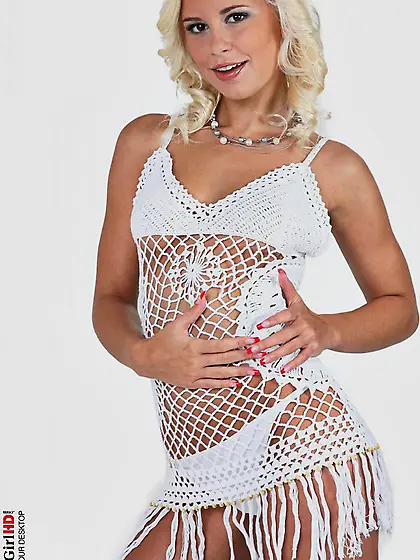 Topless blonde Lola Myluv sliding panty aside and rubbing the oo