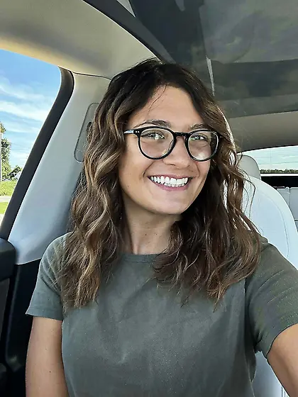 Grace sexy non-nude chick beautiful feet/face/legs