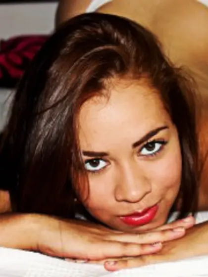 Redhead Teen Fernanda Cameltoe.