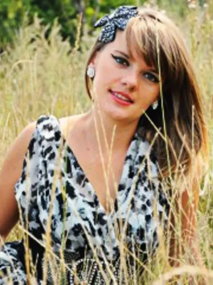 Brunette violia perform anal