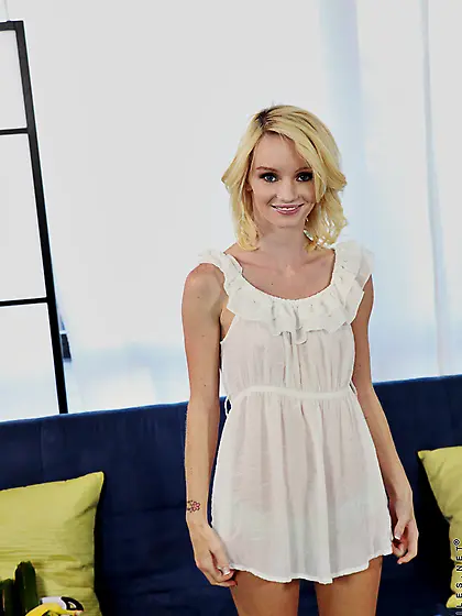 See the sexy blonde ammie Daniels sticking the dildo inside her