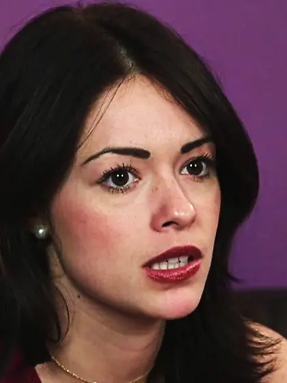 Gorgeous babe knees takes