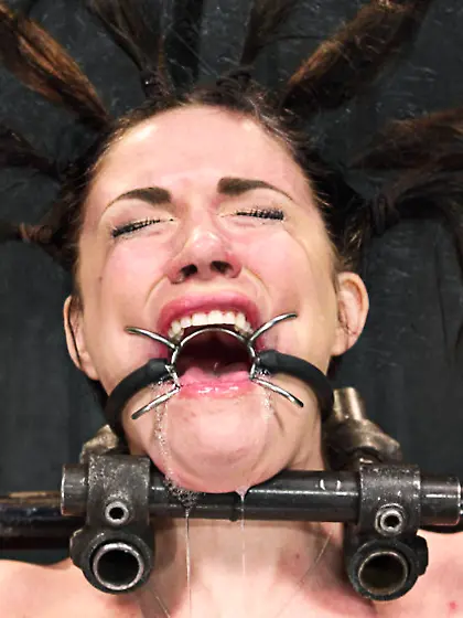 Arousing raven captured pussy