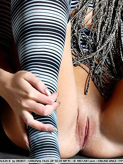 Dreadlock girl Alicia B in stockings shows off her adorable bare