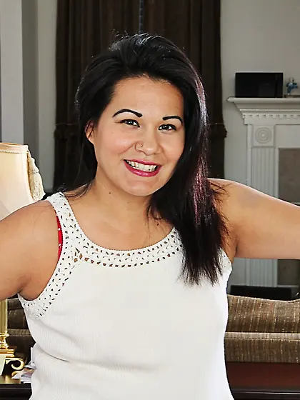 Mature woman in stockings Susie Jhonson is demonstrating her Asi