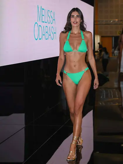 Puta para ser lefadas,  minifaldas y bikinis